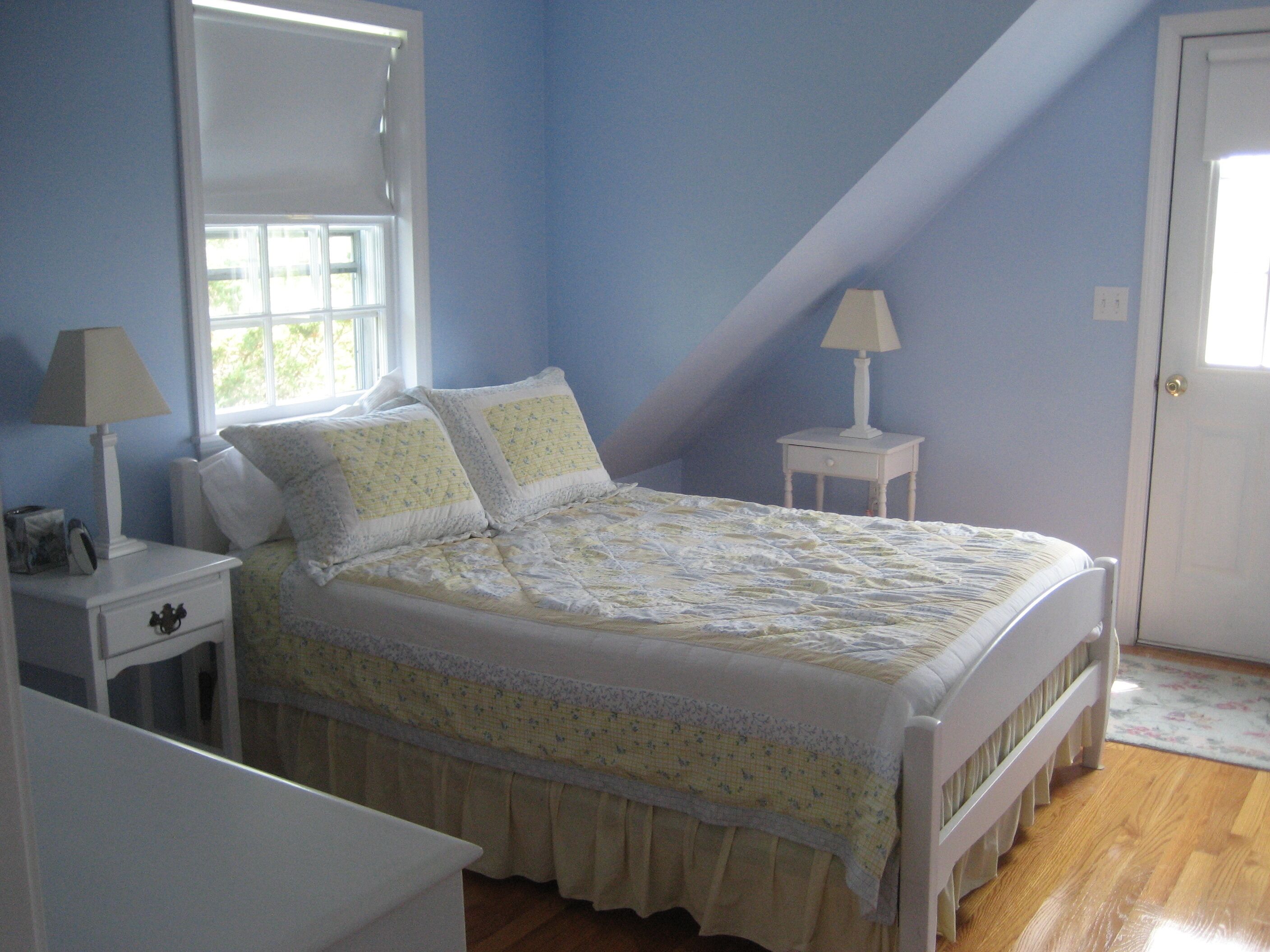 Close to Town , AC, Free WIFI, outdoor shower, grill, private yard on bike path