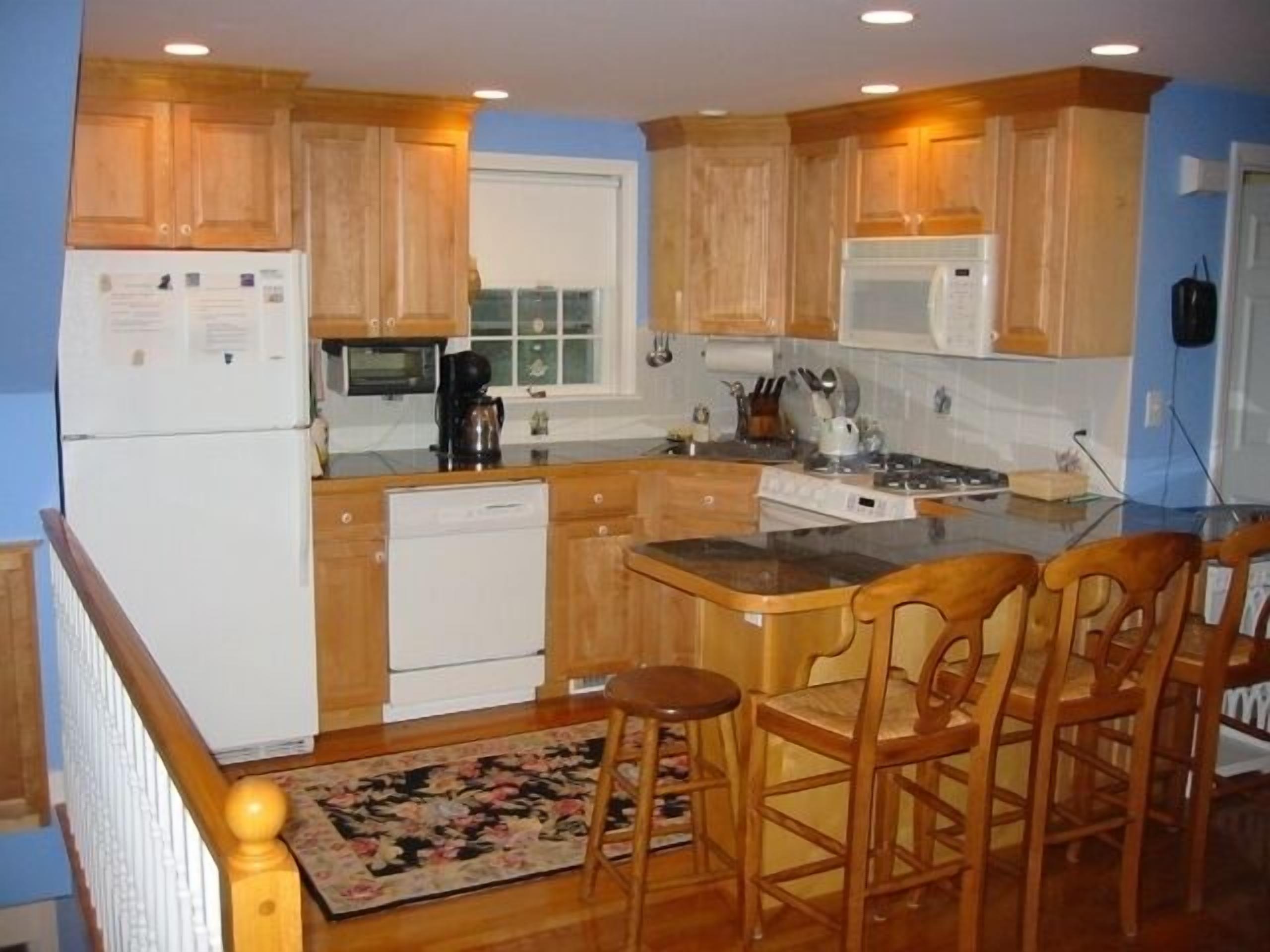 Close to Town , AC, Free WIFI, outdoor shower, grill, private yard on bike path