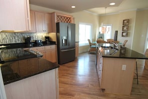 Fridge, microwave, oven, stovetop - 🏖️Beautiful 2 story Oceanblock Condo  🏖️ (Ocean City)