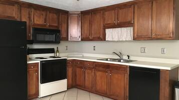 Geladeira, micro-ondas, fogão, cooktop