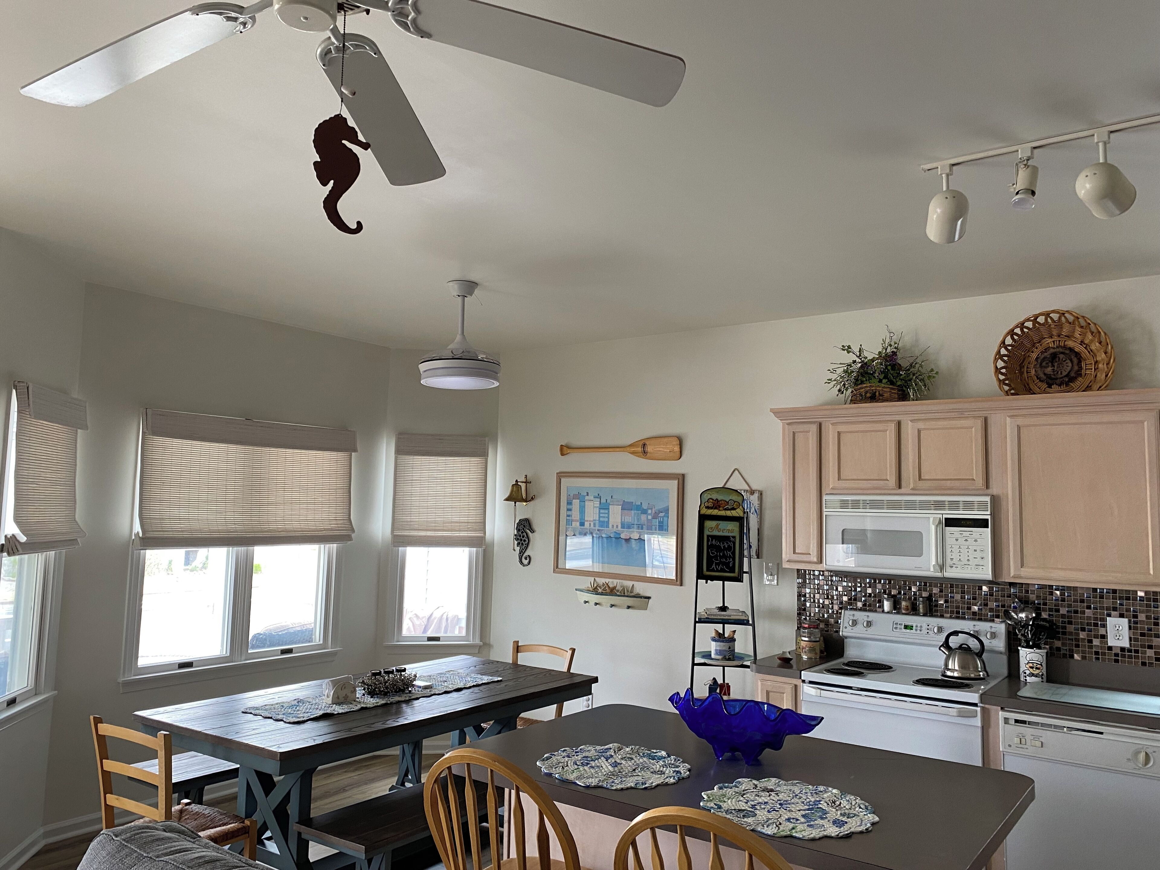 Beautiful South-End, 3 Bdrm/2 bath, WIFI, Deck w/ Swing