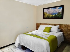 Standardzimmer, 1 Queen-Bett, Nichtraucher | Hochwertige Bettwaren, Daunenbettdecken, Schreibtisch, kostenloses WLAN