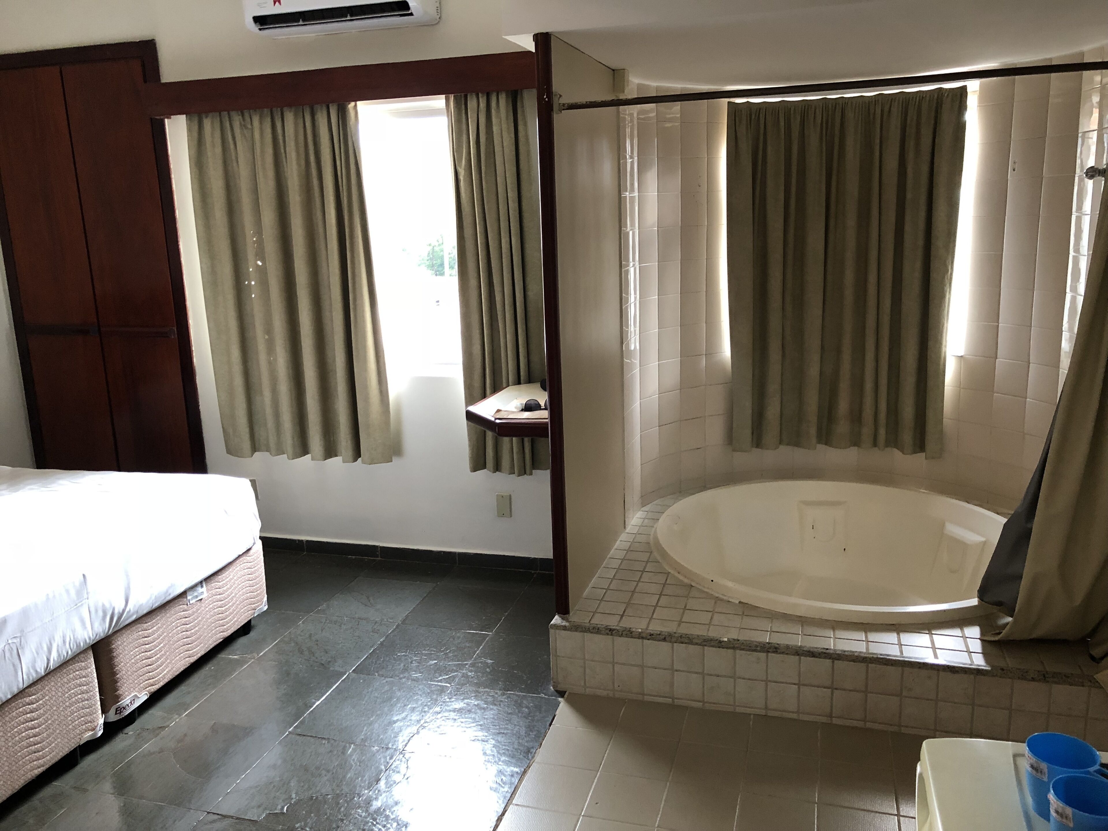 Privileged location! close to several shops!