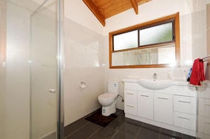 Shower - This large family property is only a short stroll to Rye and offers... (Rye)