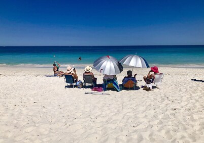 Northshore apartment, separate entry, stroll to beach,