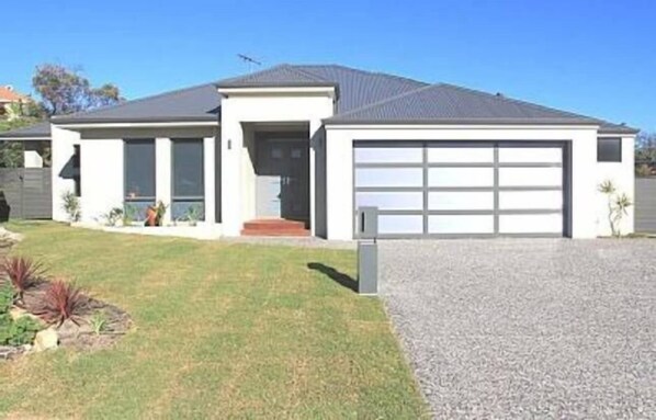 Exterior - Northshore apartment, separate entry, stroll to beach, quiet location. (Kallaroo)