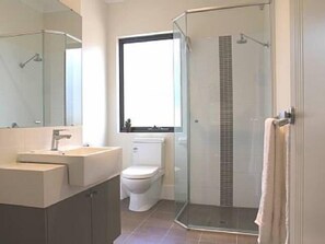 Hair dryer, towels, soap, shampoo - Northshore apartment, separate entry, stroll to beach, quiet location. (Kallaroo)