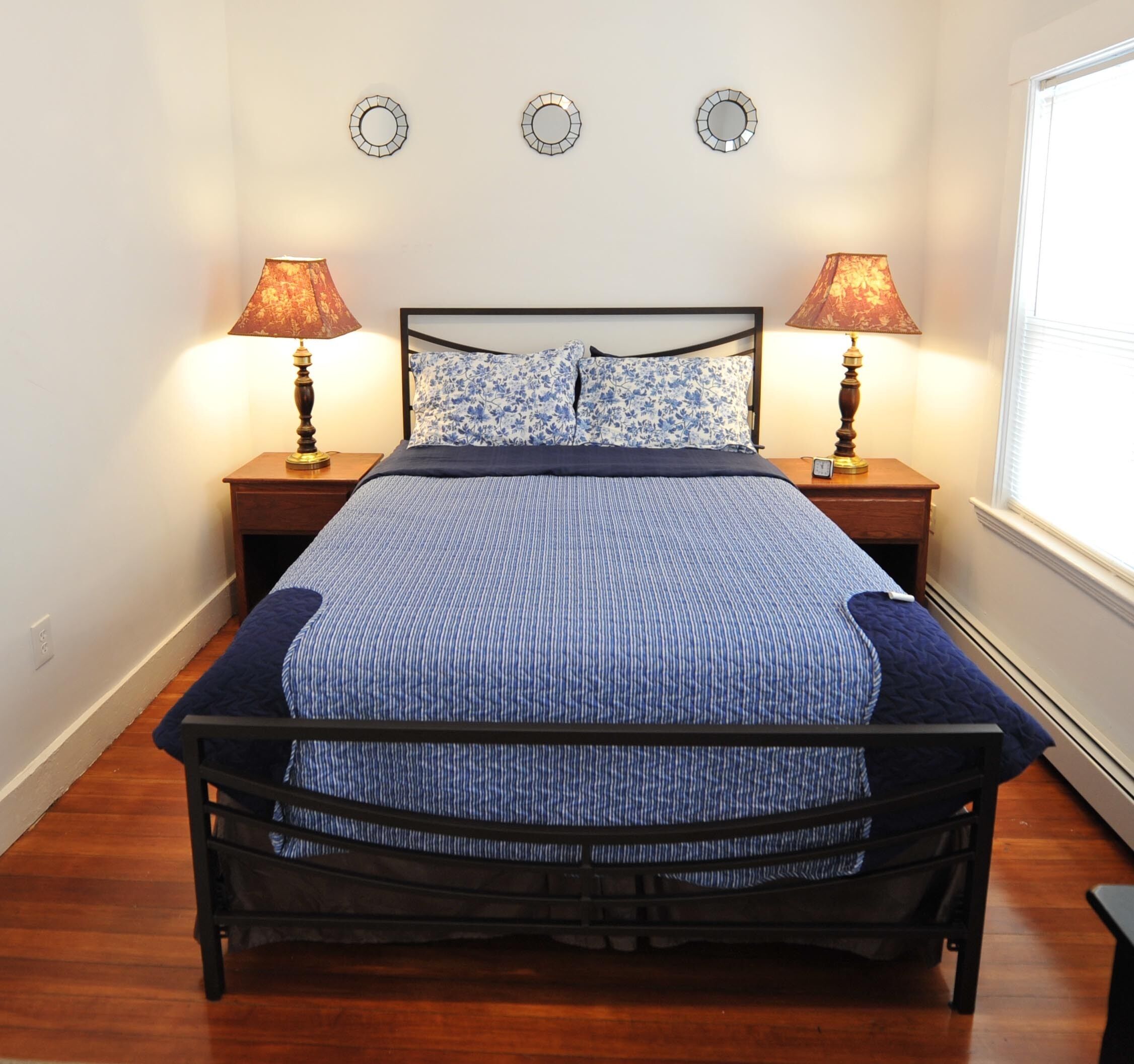 CLEAN Apt Near Boston/Cambridge, Harvard, MIT with Parking - Great Reviews!