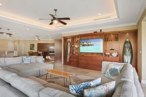 Televisión, reproductor de DVD, libros y estéreo 