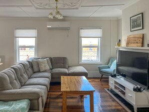 تلفزيون ذكي، وحدة تحكم لألعاب الفيديو، كُتُب