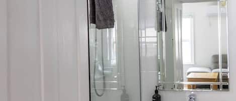 Haartrockner, Handtücher, Seife, Shampoo