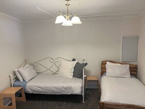 3 عدّة غرف نوم وخزنة داخل الغرفة ومكواة/لوح كي وسرير سفر