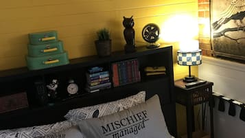 1 bedroom, bed sheets