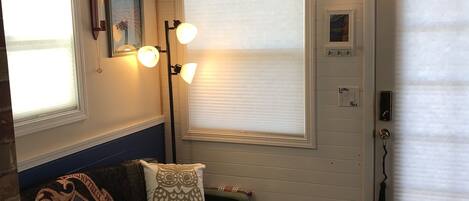 Smart TV, reproductor de DVD, libros y estéreo