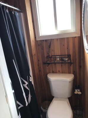 Douche, sèche-cheveux, serviettes fournies, savon