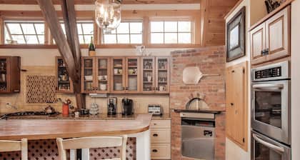 HISTORIC, RENOVATED BARN w/ Mt. SUNAPEE VIEW, SLEEPS 22+, Minutes to Lake / Mt.