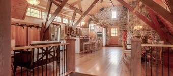 HISTORIC, RENOVATED BARN w/ Mt. SUNAPEE VIEW, SLEEPS 22+, Minutes to Lake / Mt.