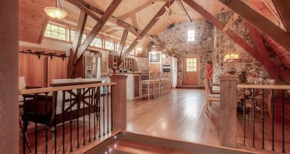 HISTORIC, RENOVATED BARN w/ Mt. SUNAPEE VIEW, SLEEPS 22+, Minutes to Lake / Mt.