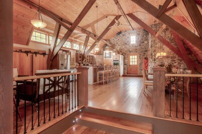 HISTORIC, RENOVATED BARN w/ Mt. SUNAPEE VIEW, SLEEPS 22+, Minutes to Lake / Mt.