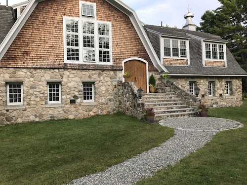 HISTORIC, RENOVATED BARN w/ Mt. SUNAPEE VIEW, SLEEPS 22+, Minutes to Lake / Mt.