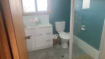 Douche, serviettes fournies, savon, papier toilette