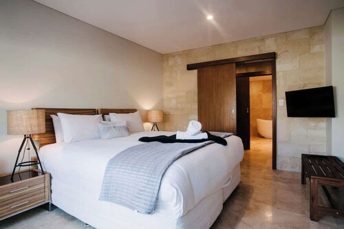 Eagle Bay Beach Retreat—Steps from the Sands