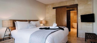 Eagle Bay Beach Retreat—Steps from the Sands