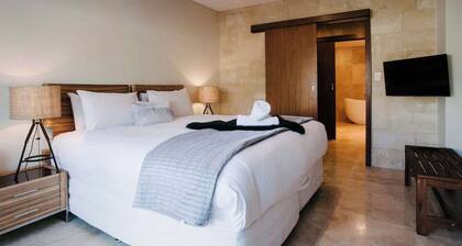 Eagle Bay Beach Retreat—Steps from the Sands