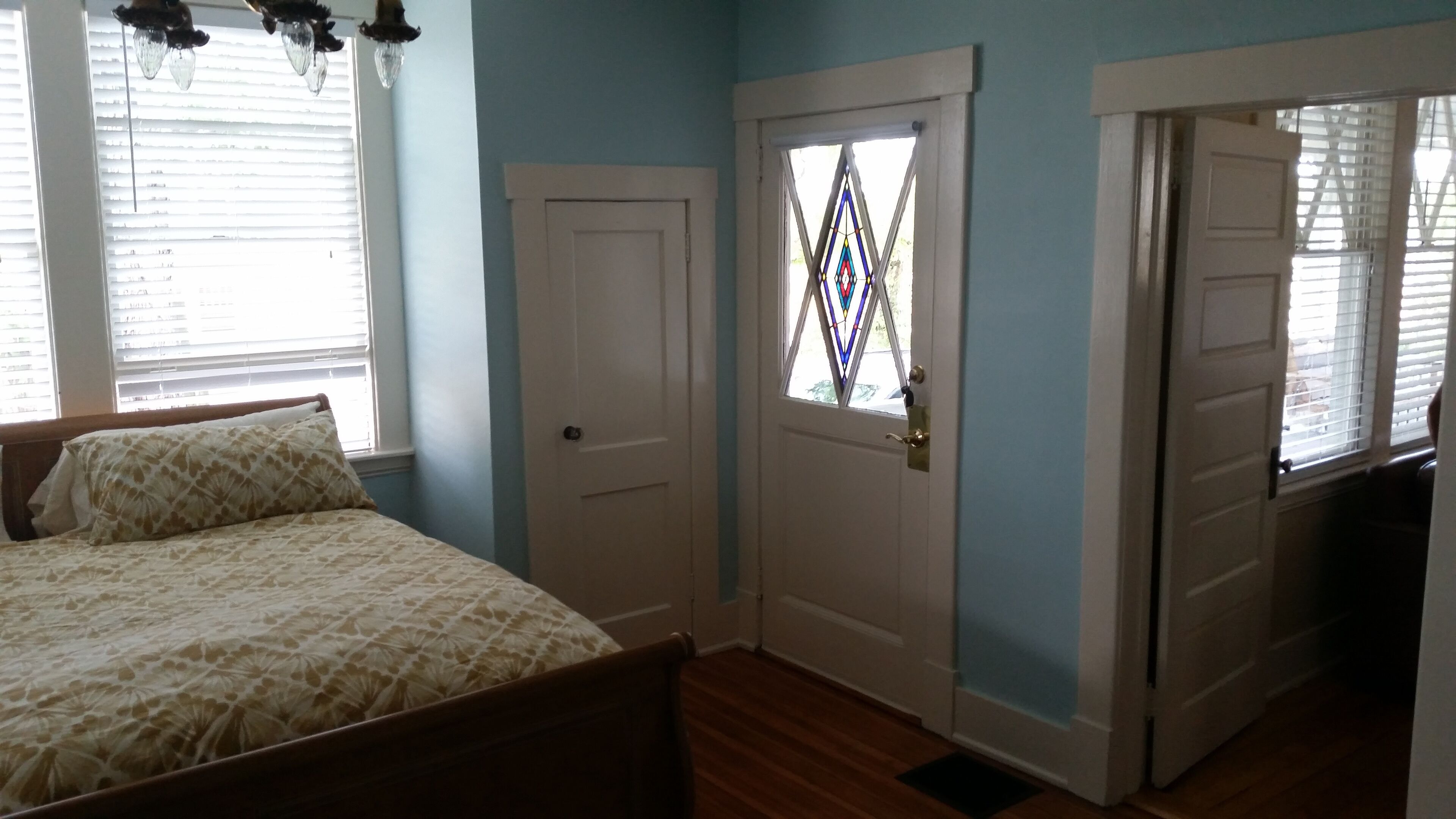 Historic Downtown Home/ Modern Conveniences