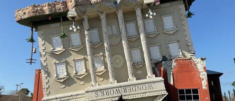 Un edificio con una fachada distintiva que presenta columnas y ventanas, identificado como "WONDERWORKS".