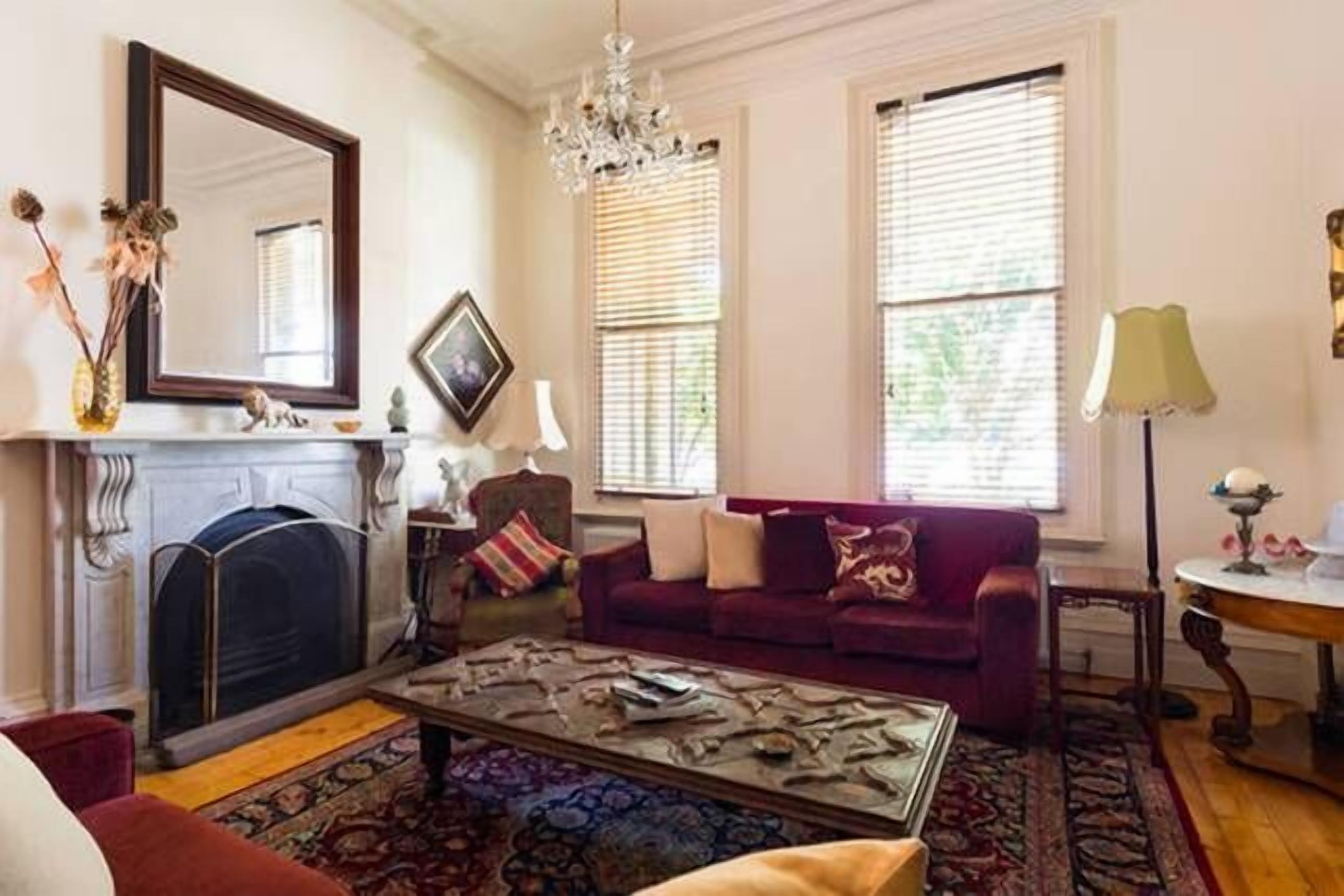 A Grand South Melbourne Terrace less than 1km to CBD with Parking .