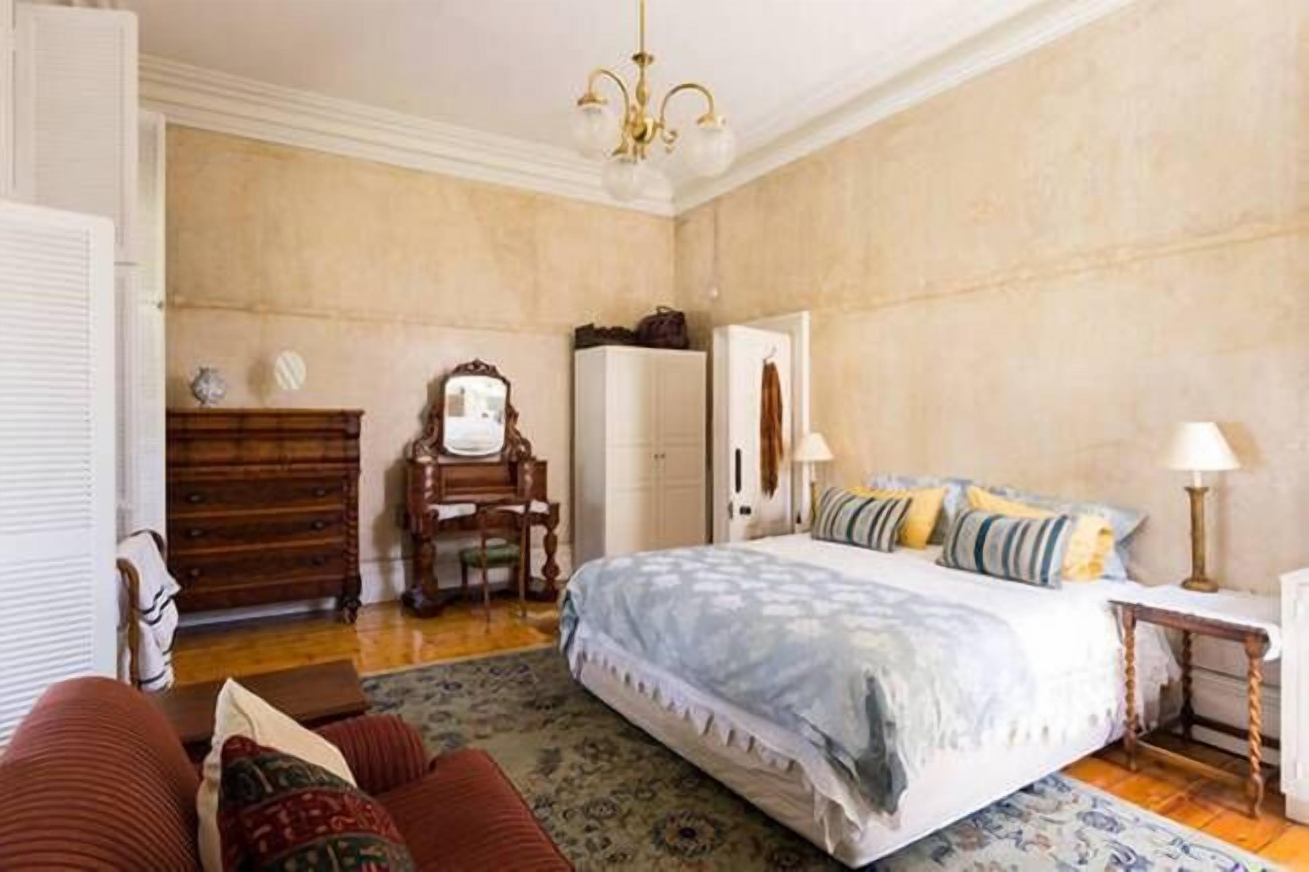 A Grand South Melbourne Terrace less than 1km to CBD with Parking .