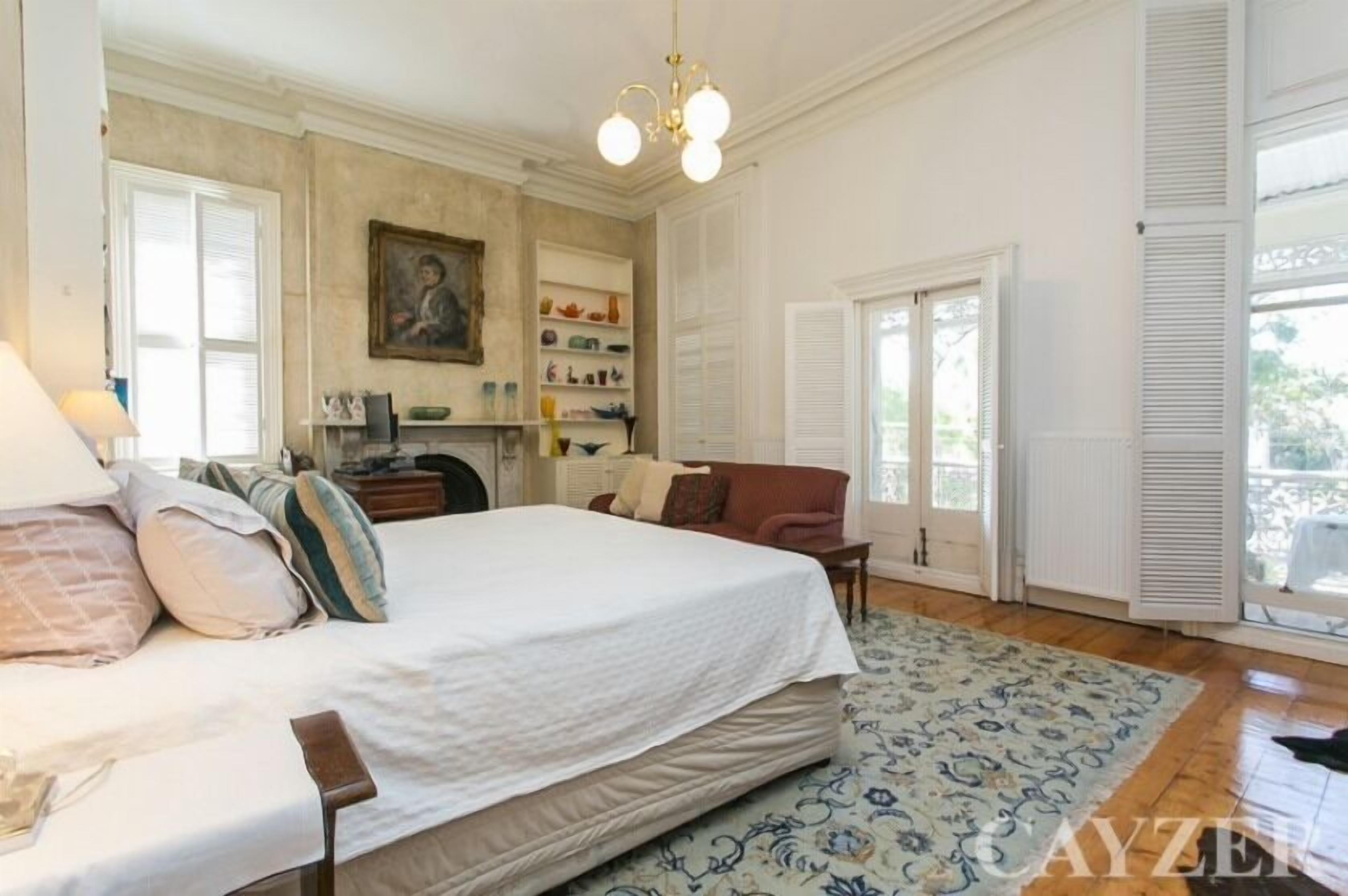 A Grand South Melbourne Terrace less than 1km to CBD with Parking .