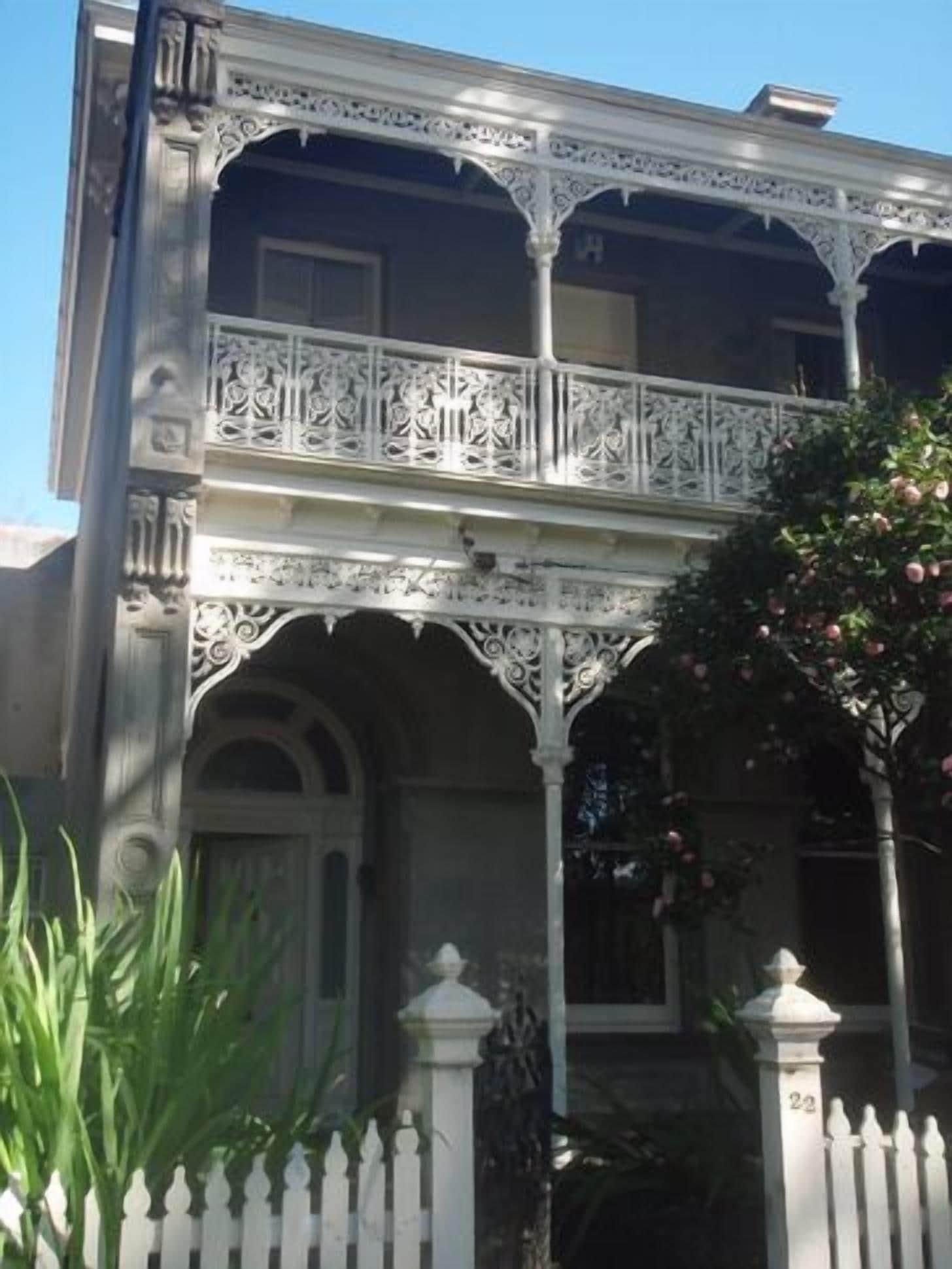 A Grand South Melbourne Terrace less than 1km to CBD with Parking .