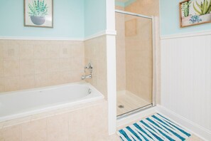 Bathtub, hair dryer, towels, shampoo - Amazing location for conferences and ballgames with Free Parking! (Baltimore)