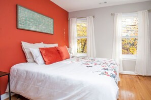 3 bedrooms, iron/ironing board, WiFi, bed sheets - Amazing location for conferences and ballgames with Free Parking! (Baltimore)