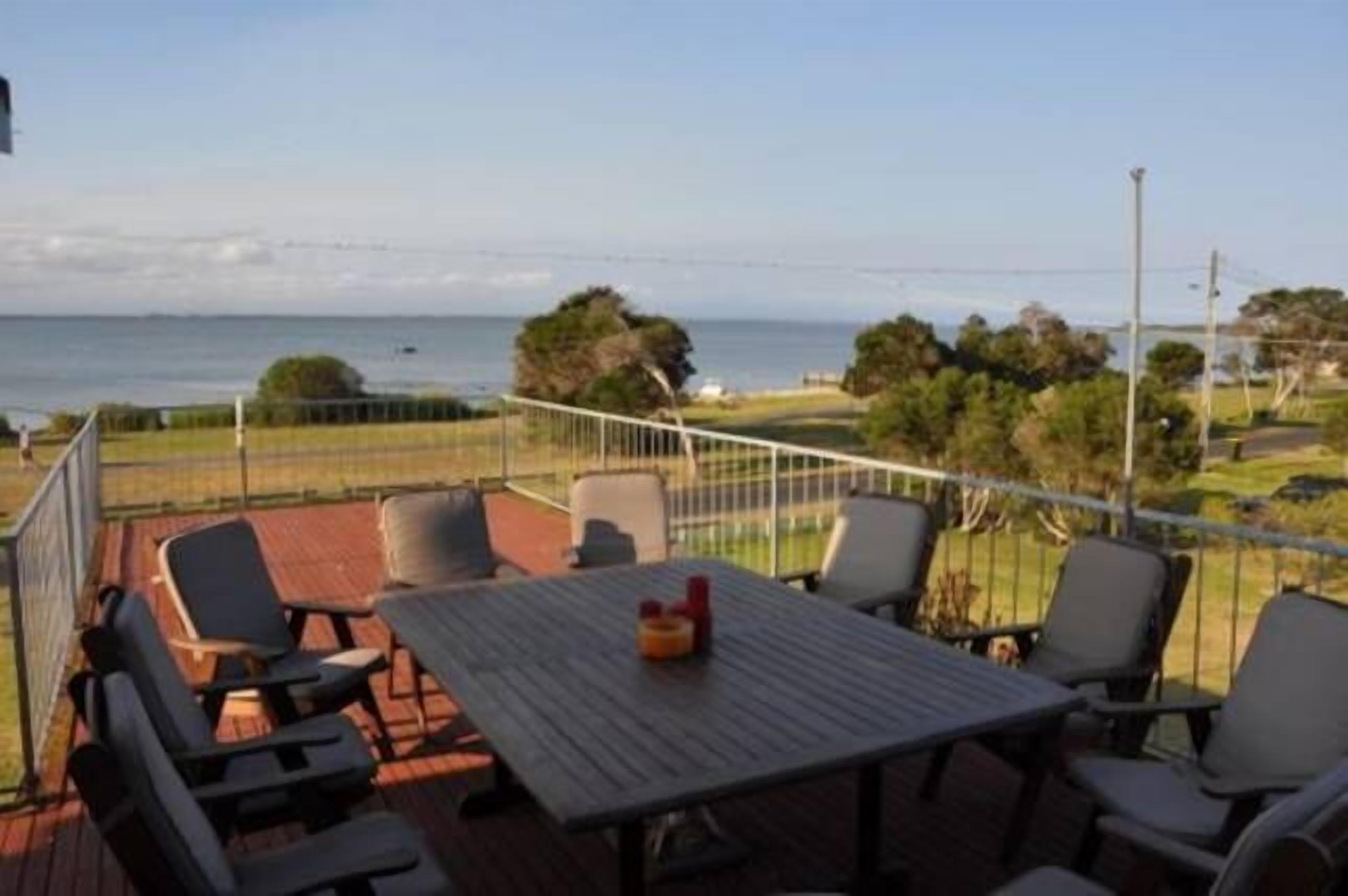 Lakeside - Absolute Waterfront