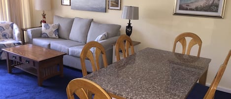 Una televisión de pantalla plana, un reproductor de DVD