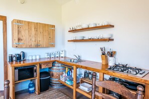 Refrigerador, microondas, parrilla de estufa y cafetera y tetera 
