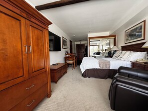 1 bedroom, desk, free WiFi, bed sheets - SKI IN/OUT Studio Condo with stunning Village & Slope views  (SOLITUDE)