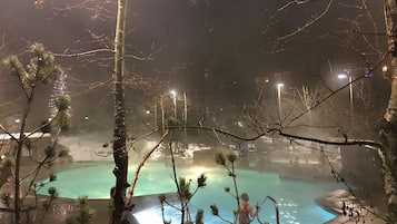 Utendørsbasseng og et oppvarmet basseng