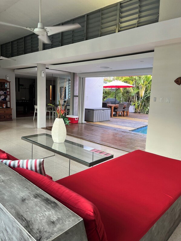 Interior - Georgeous Large Beach house, Free WiFi, Pool, all attractions within10 mins ride (San Juan)