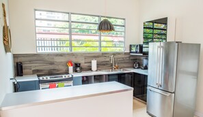 Fridge, microwave, oven, stovetop - Georgeous Large Beach house, Free WiFi, Pool, all attractions within10 mins ride (San Juan)