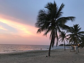 Beach nearby, sun-loungers, beach towels - Georgeous Large Beach house, Free WiFi, Pool, all attractions within10 mins ride (San Juan)