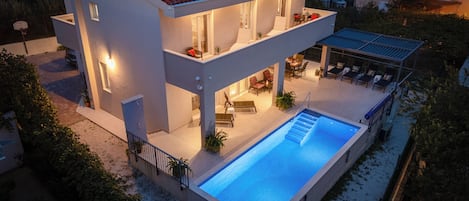 Outdoor pool, a heated pool