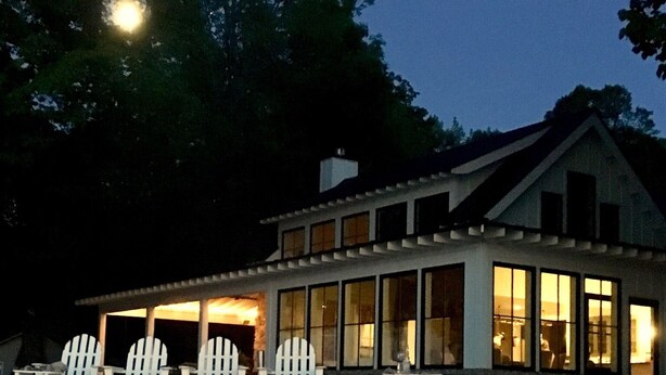 Een huis met vuurkorf en buiten zitplaatsen.