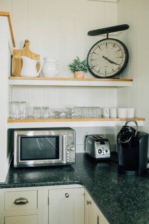Wasserkocher mit Kaffee-/Teezubehör, Kühlschrank, Mikrowelle, Ofen