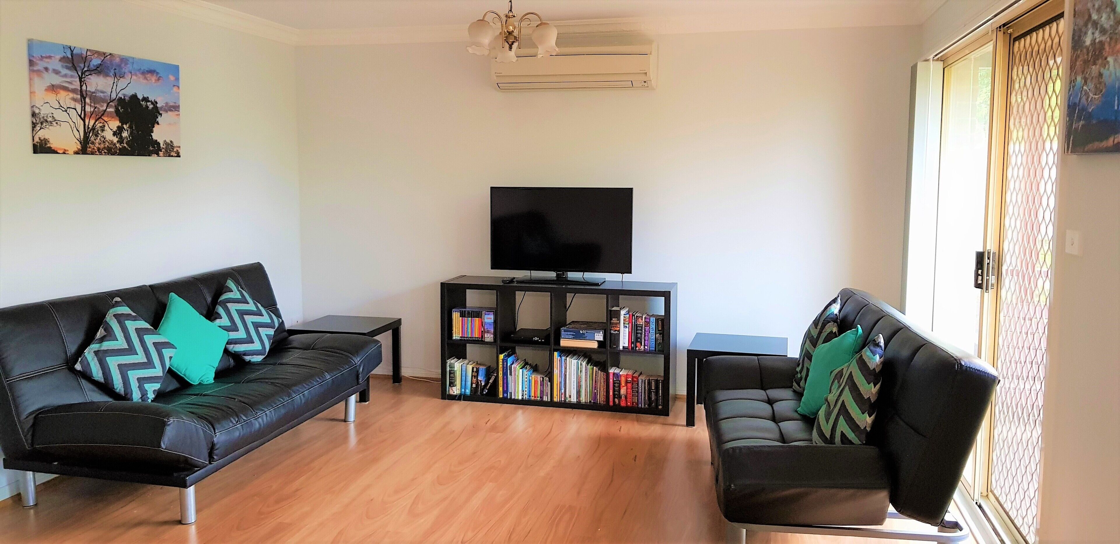 The Villa Retreat - Your 2 bedroom Self-Contained Home Away From Home — image 8