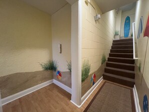 Un escalier avec des murs de couleur beige et un plancher en bois.