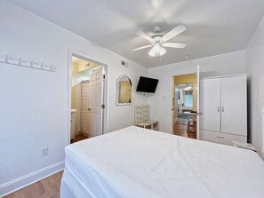 4 makuuhuonetta, työpöytä, silitysrauta/-lauta, ilmainen Wi-Fi